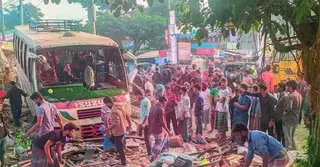 চট্টগ্রামে সড়ক দুর্ঘটনায় ‘দুমড়ে-মুচড়ে’ গেলো কয়েকটি দোকান